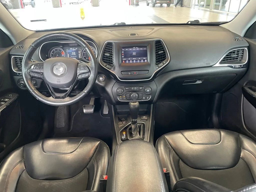 Used 2019 Gray Jeep Latitude Plus image 11