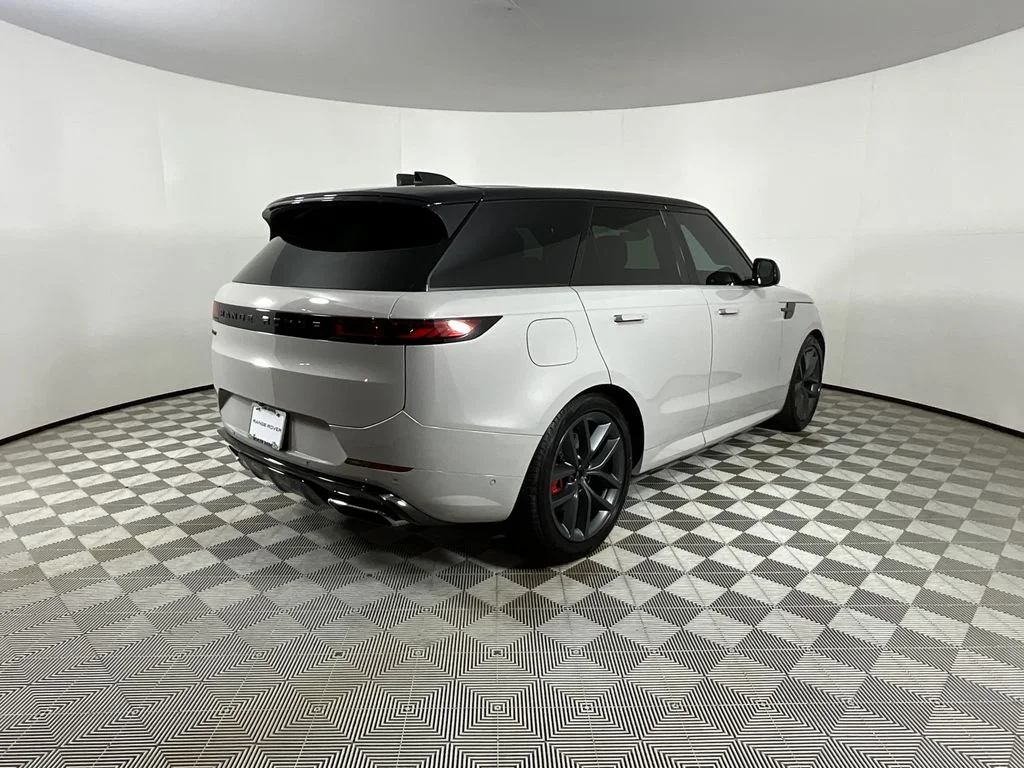 Used 2024 Gray Land Rover Dynamic SE image 4
