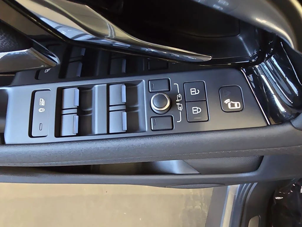 Used 2021  Land Rover Dynamic image 28