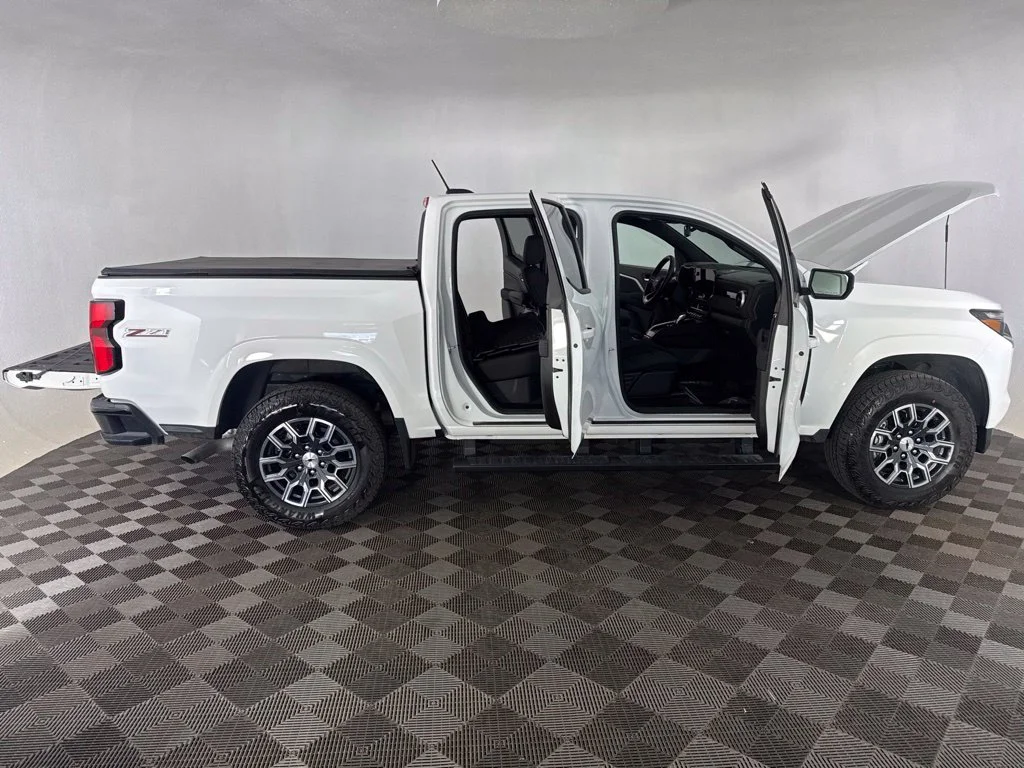 Used 2025 White Chevrolet Z71 image 14
