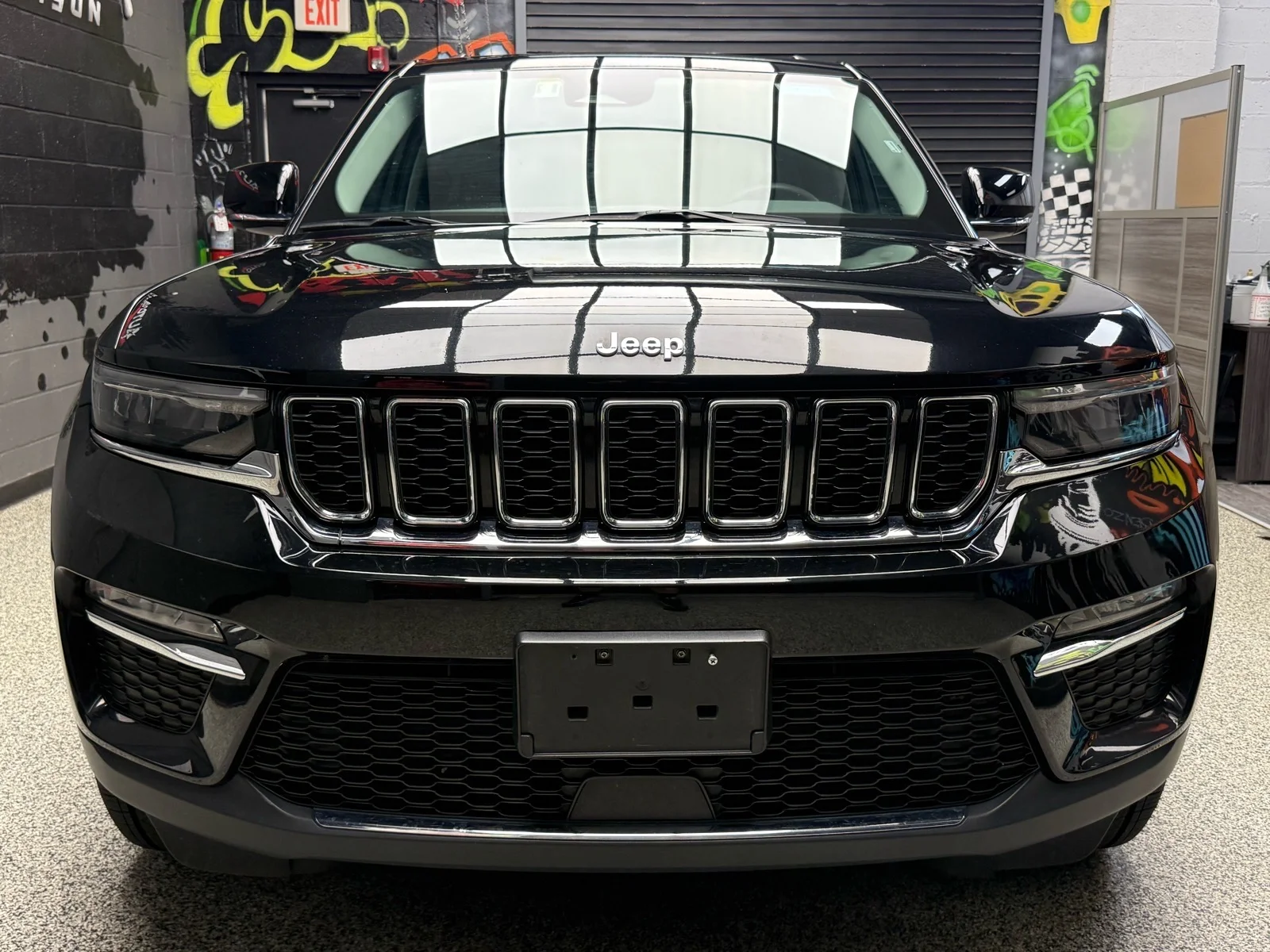 Used 2024 Diamond Black Crystal Pearl Coat (pxj) Jeep 4xe image 2