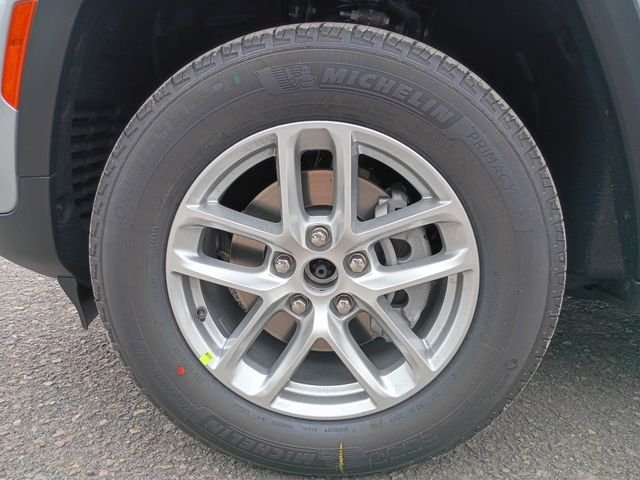 New 2026 Silver Zynith Exterior Paint Jeep Laredo X image 22