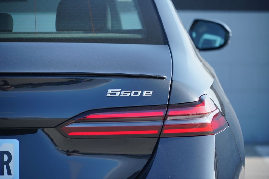 New 2027 Black Sapphire Metallic BMW 550e xDrive image 8