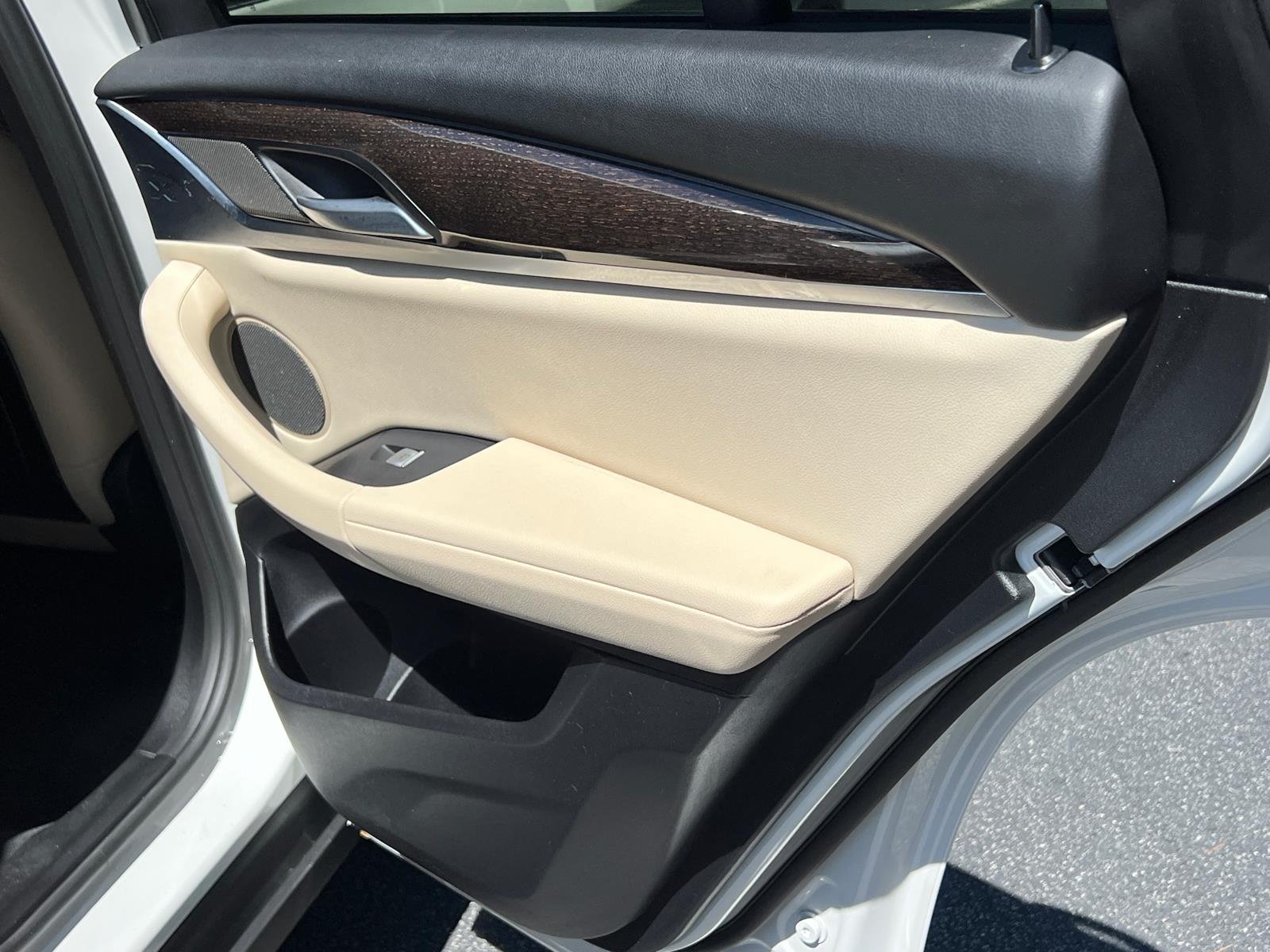 Used 2025 Mineral White Metallic BMW xDrive30i image 16