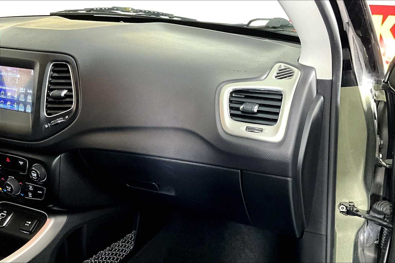Used 2018 Olive Green Pearlcoat Jeep Latitude image 17