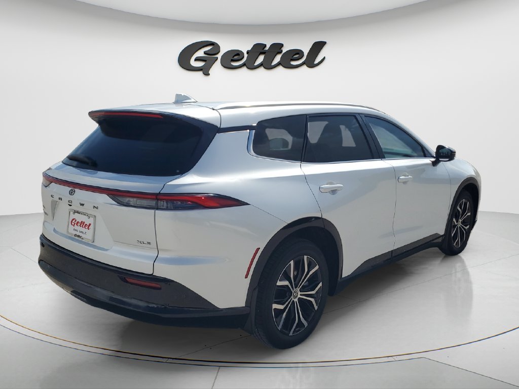 Used 2025 White Toyota XLE image 5