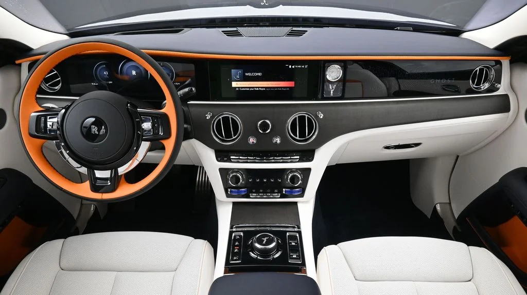 New 2027 Black Rolls-Royce  image 4