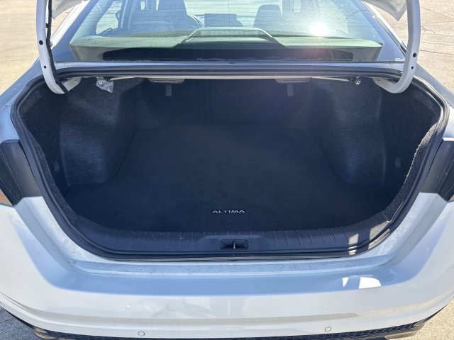 Used 2025 White Nissan 2.5 SR image 26