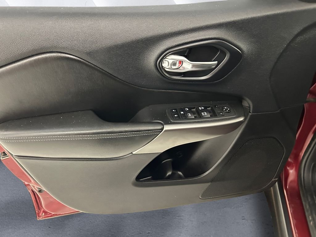 Used 2019 Red Jeep Latitude Plus image 12