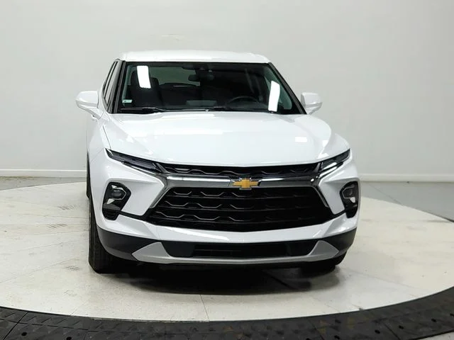 Used 2025 White Chevrolet LT image 3