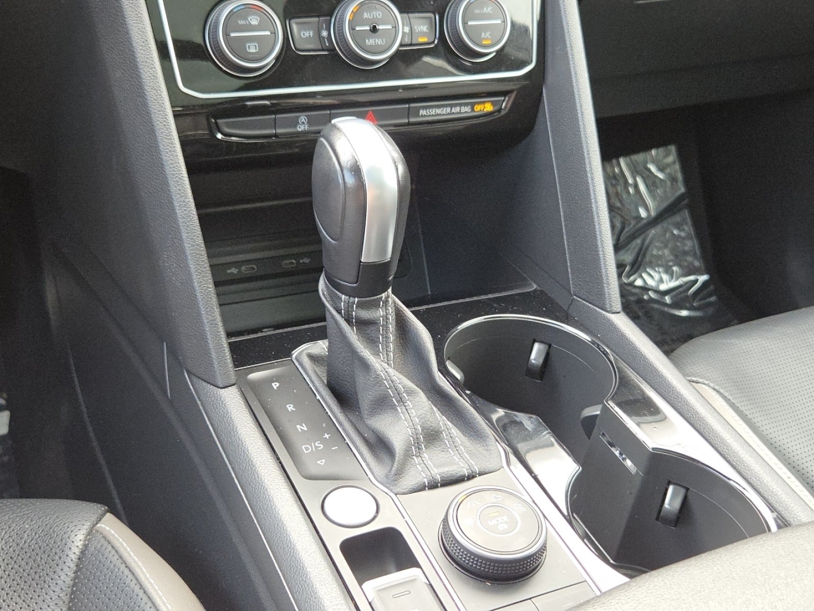 2022 Volkswagen Atlas Cross Sport SEL Premium R-Line - Photo 34