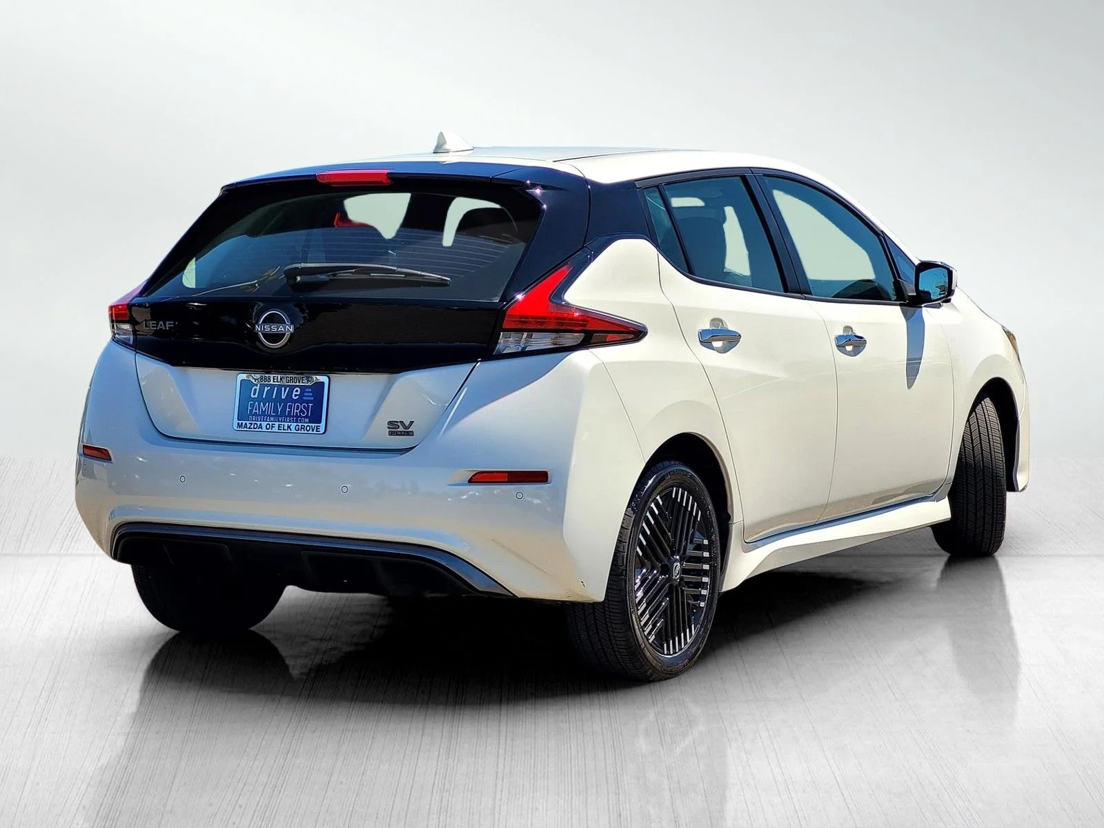 Used 2024 Pearl White Tricoat Nissan SV Plus image 4