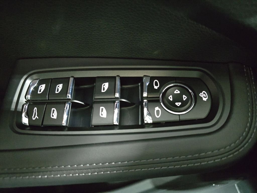 2025 Porsche Macan Base - Photo 21