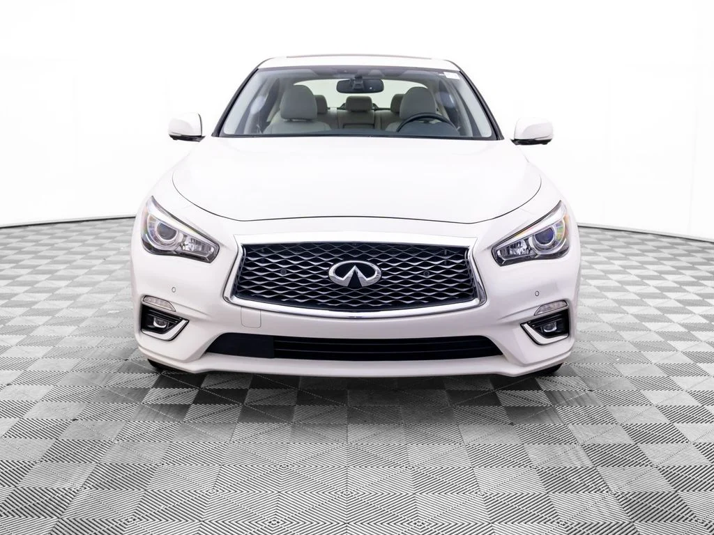 Used 2023 White INFINITI LUXE image 9