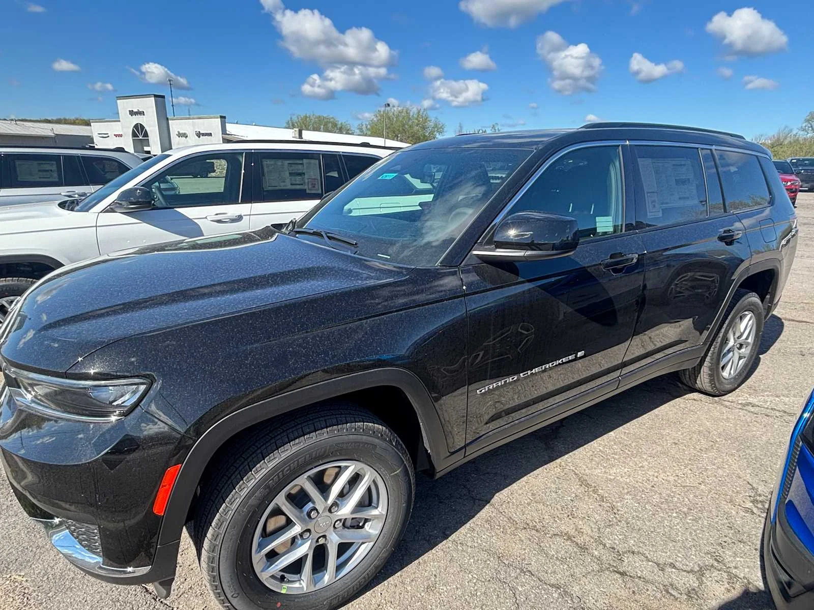 New 2026 Diamond Black Crystal Pearl-Coat Exterior Paint Jeep Laredo X image 5