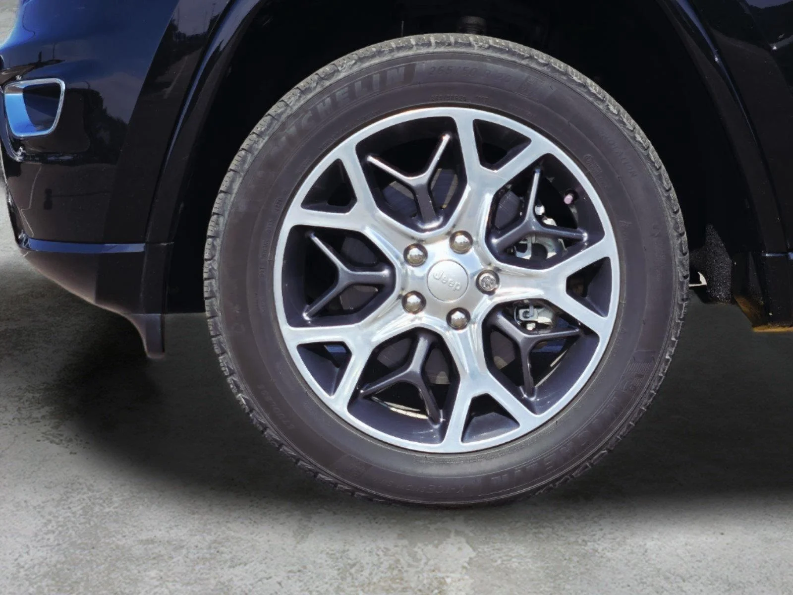 Used 2019 Diamond Black Crystal Pearlcoat Jeep Overland image 9