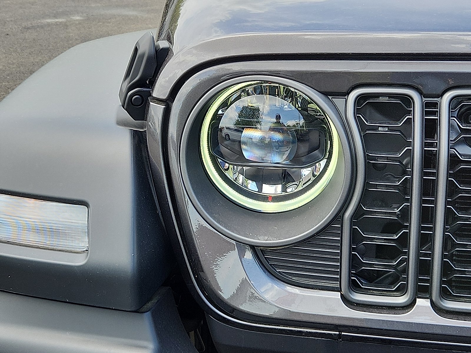 New 2026 Granite Crystal Metallic Clear-Coat Exterior Paint Jeep Sport S image 9