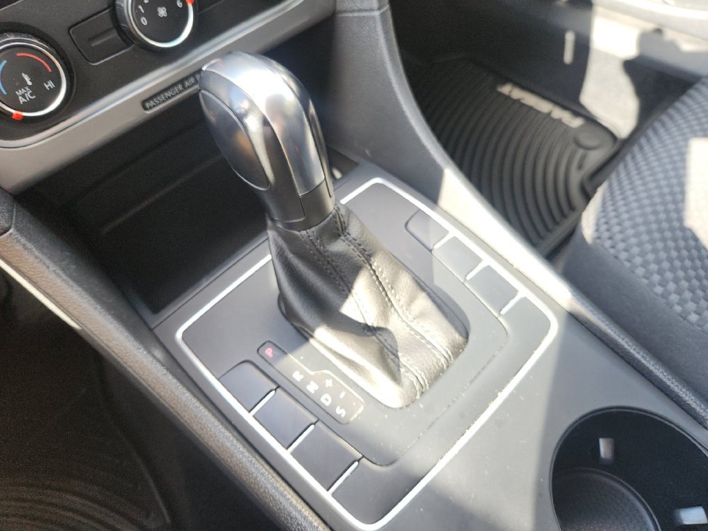 Used 2013 Silver Volkswagen 2.5 S image 18