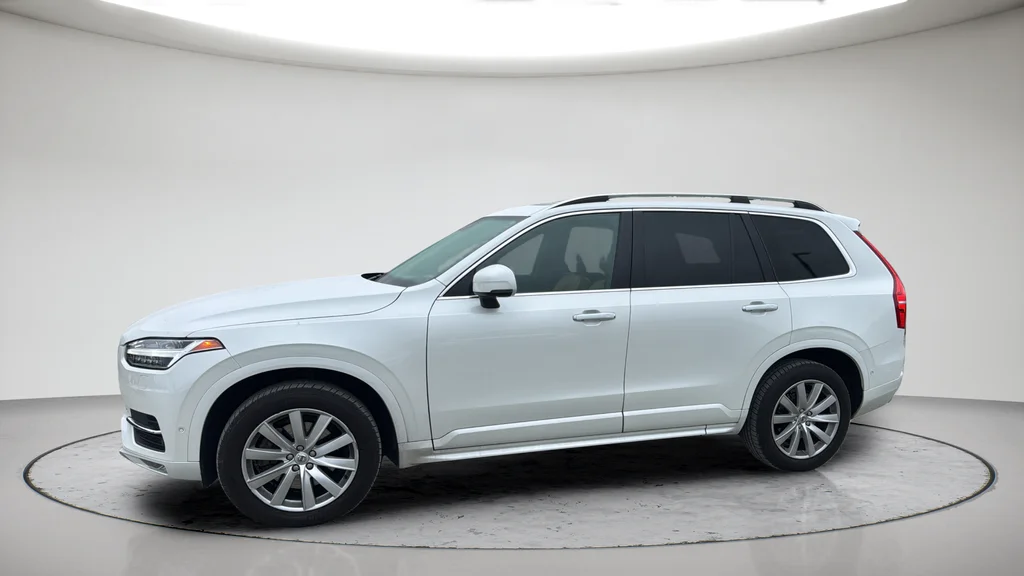 Used 2019 White Volvo T6 Momentum image 13