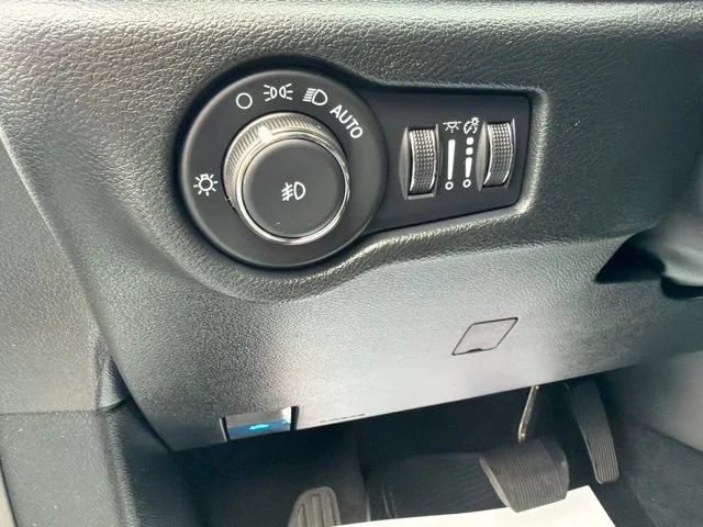 Used 2026 White Chrysler Select image 28