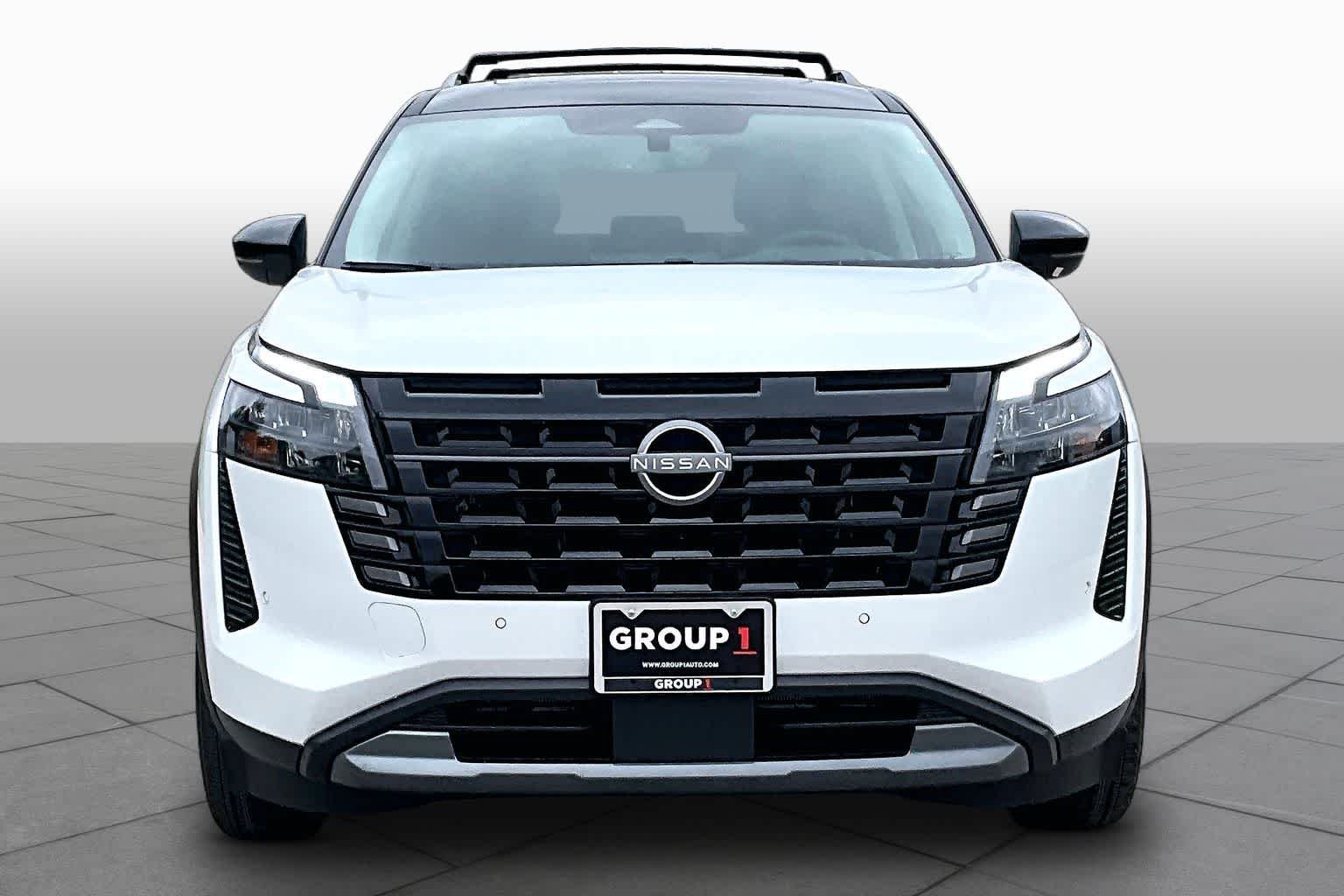 New 2026 Everest White Pearl TriCoat / Super Black Two-tone Nissan Platinum image 3