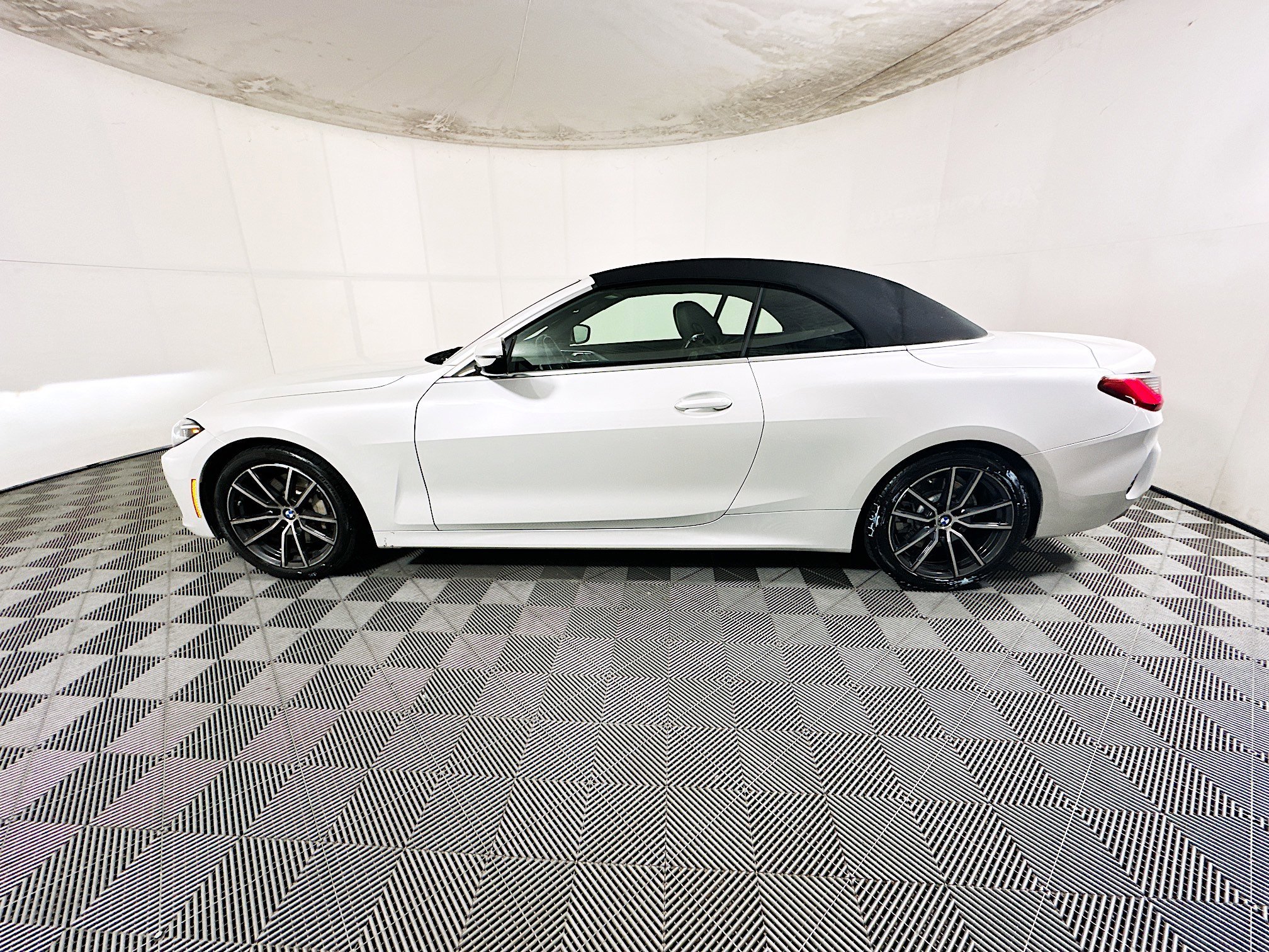 2025 BMW 4 thumbnail 8