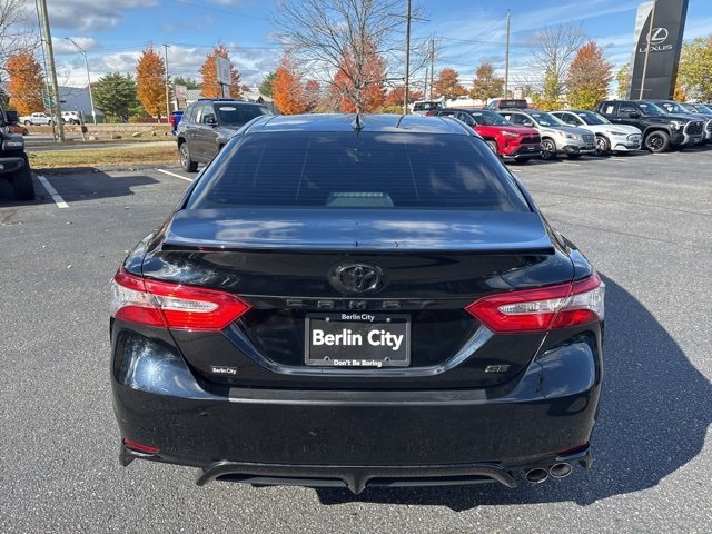 2019 Toyota Camry SE photo 3