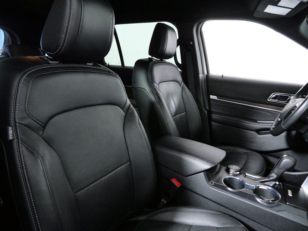 Used 2018 White Ford Limited image 6