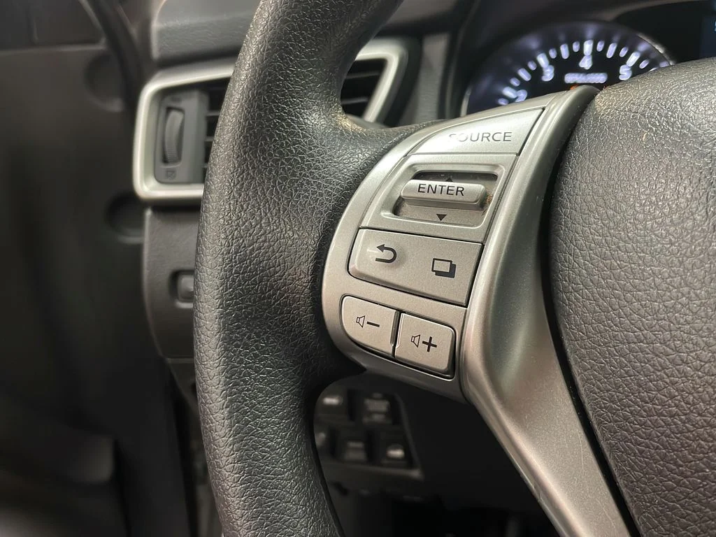 Used 2015 Silver Nissan SV image 16