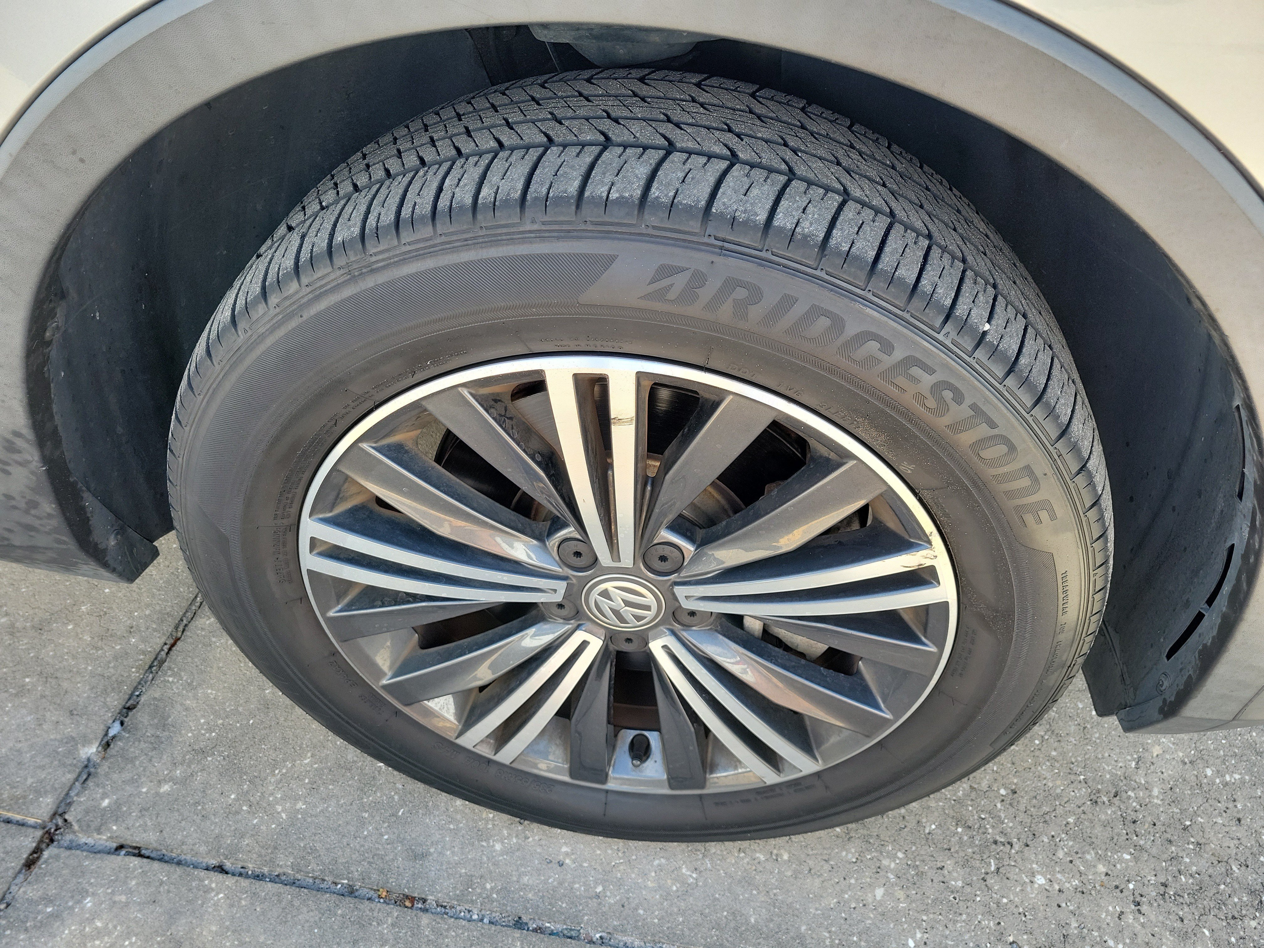 Used 2019 White Silver Metallic Volkswagen SE image 6