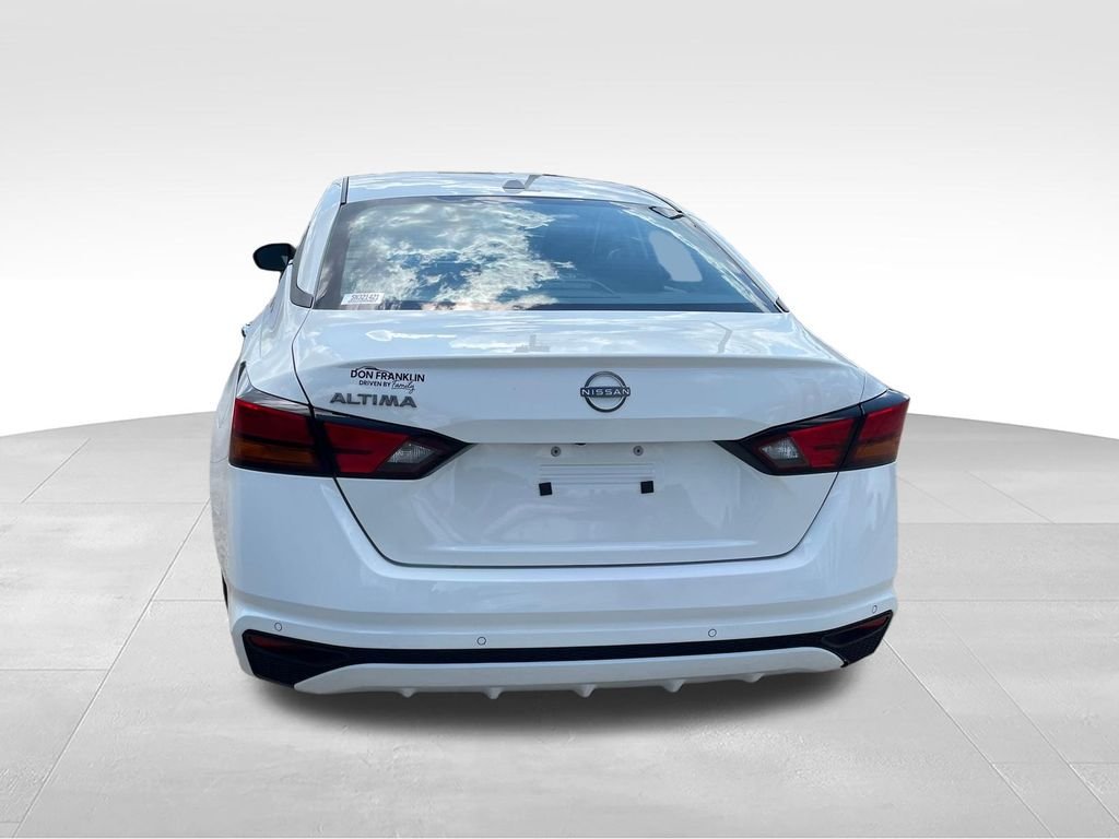 Used 2025 White Nissan 2.5 SV image 4