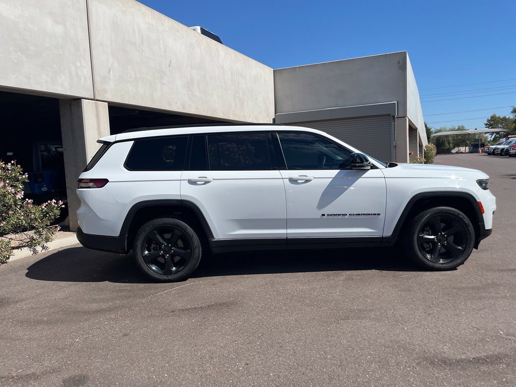 Used 2023 White Jeep Altitude image 4