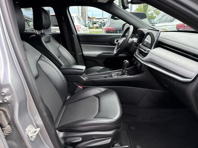 Used 2024 Silver Zynith Metallic Clearcoat Jeep Latitude image 9