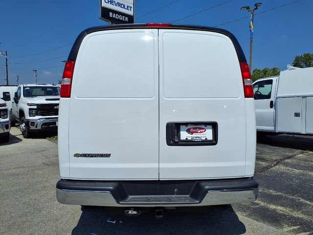 New 2025 Summit White Chevrolet WT image 4