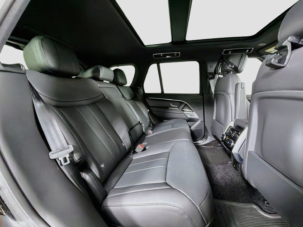 New 2027 Santorini Black Land Rover SE image 29