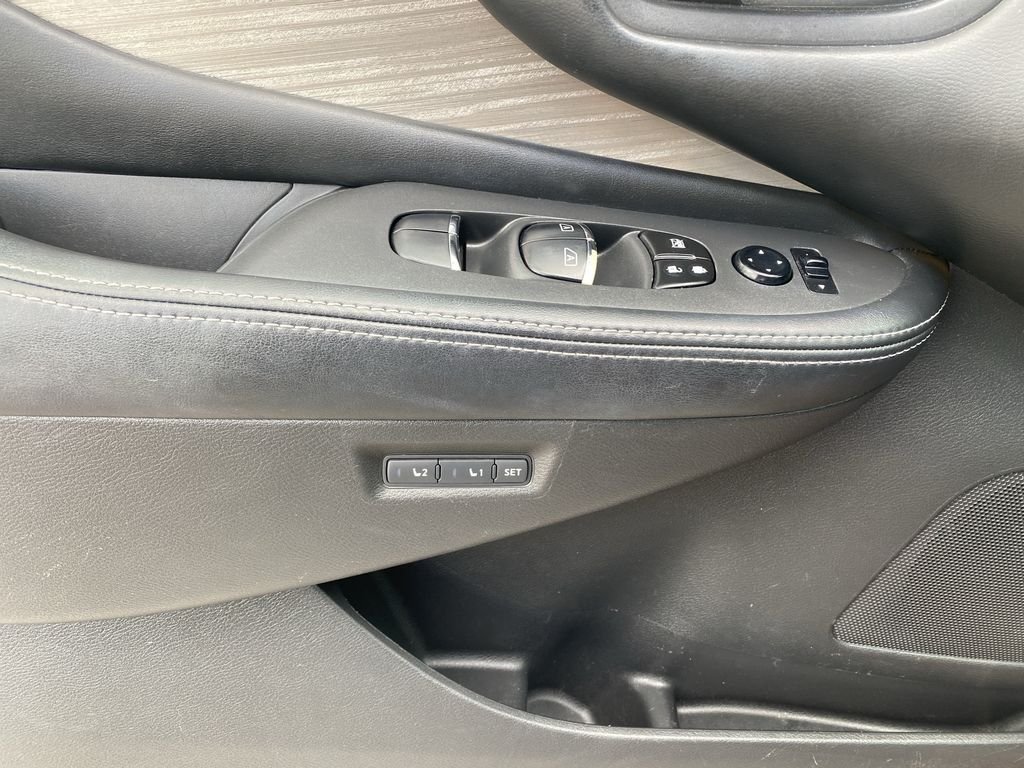 Used 2016 Cayenne Red Metallic Nissan Platinum image 18