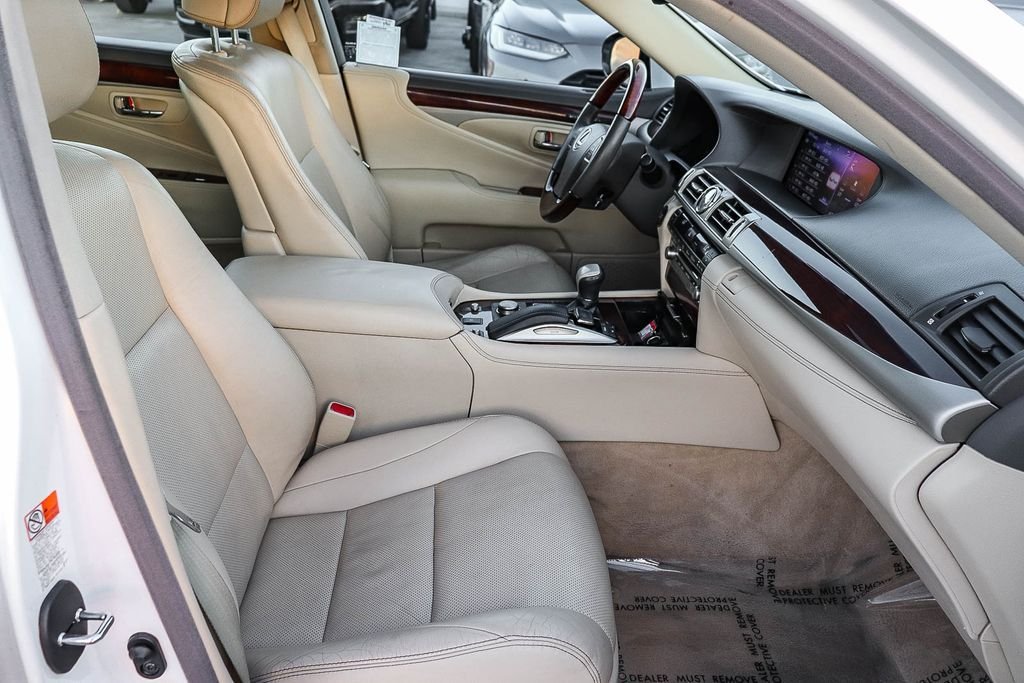 Used 2016 White Pearl Lexus 460 image 21