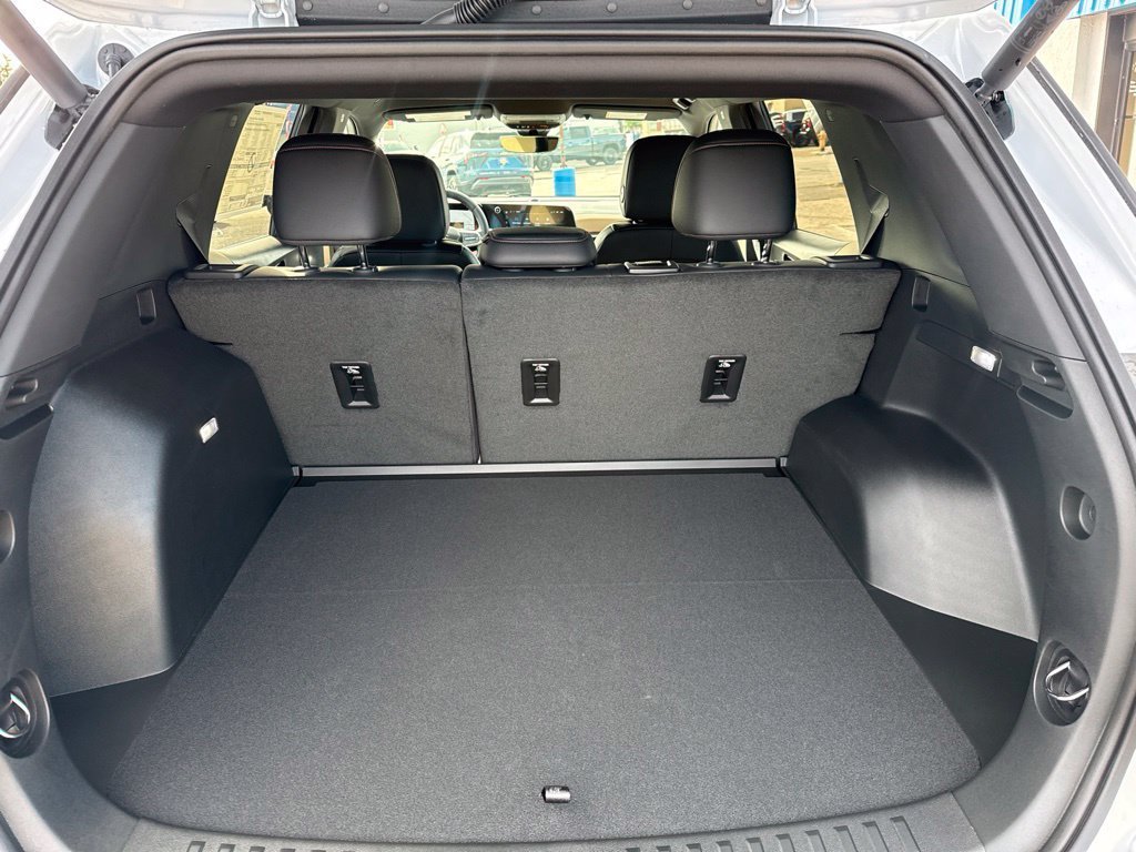 New 2027 Polar White Tricoat Chevrolet ACTIV image 36