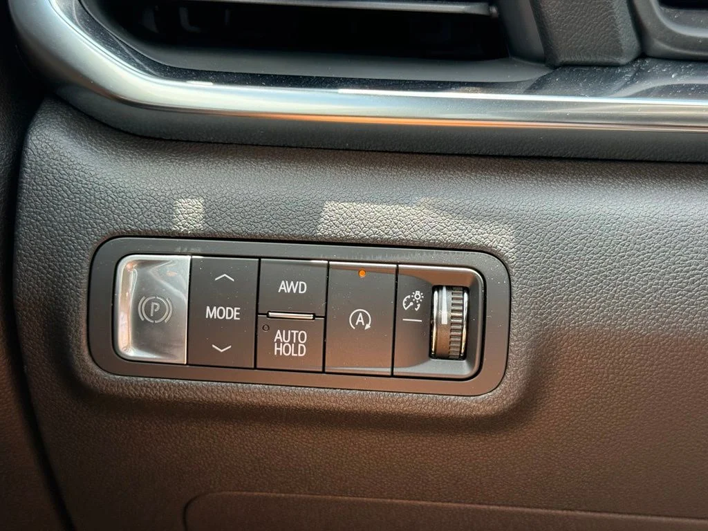 Used 2025 Silver GMC Elevation image 19