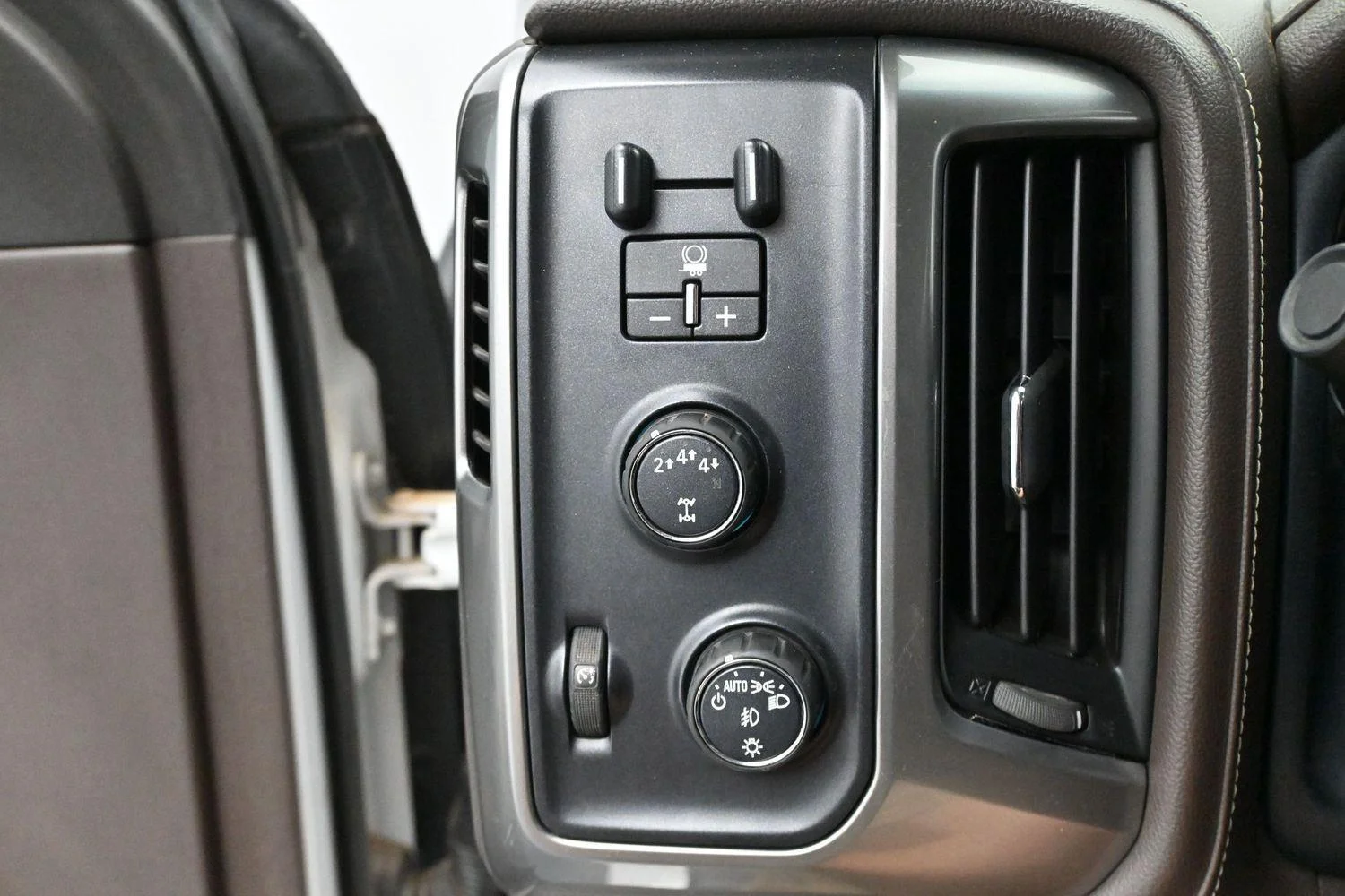 Used 2018 SUMMIT WHITE Chevrolet LTZ image 27