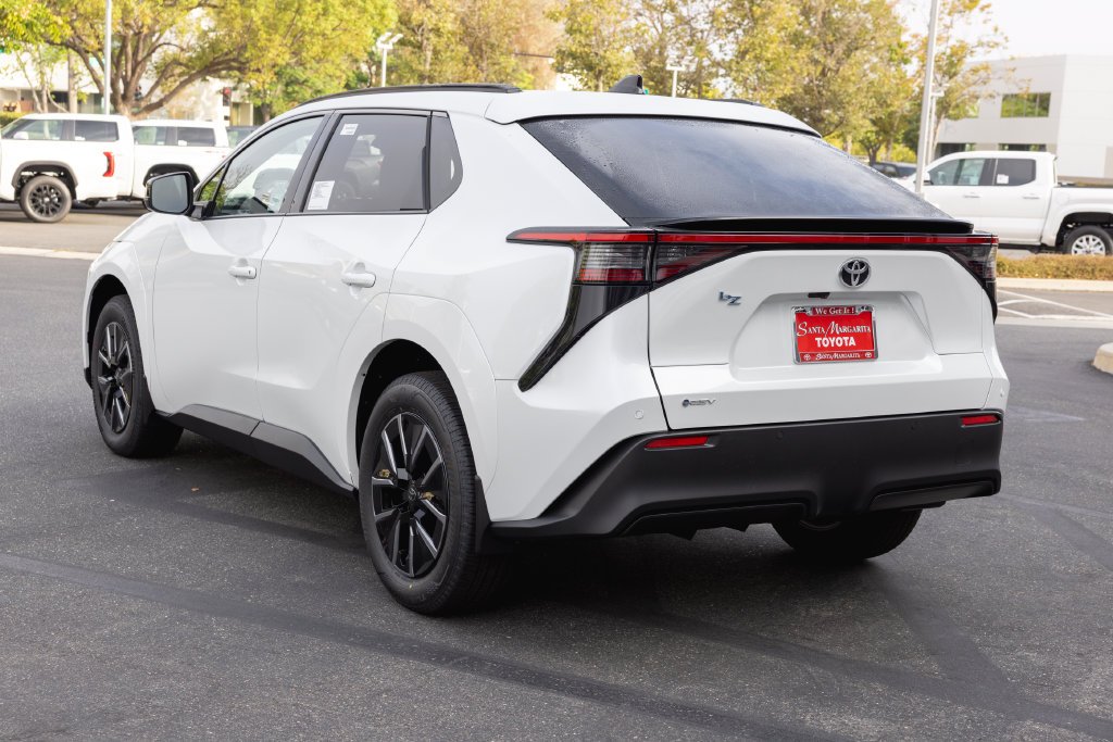 New 2026 Wind Chill Pearl <sup>1</sup> Toyota  XLE image 7