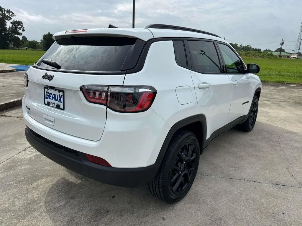 New 2026 White Jeep Latitude image 17