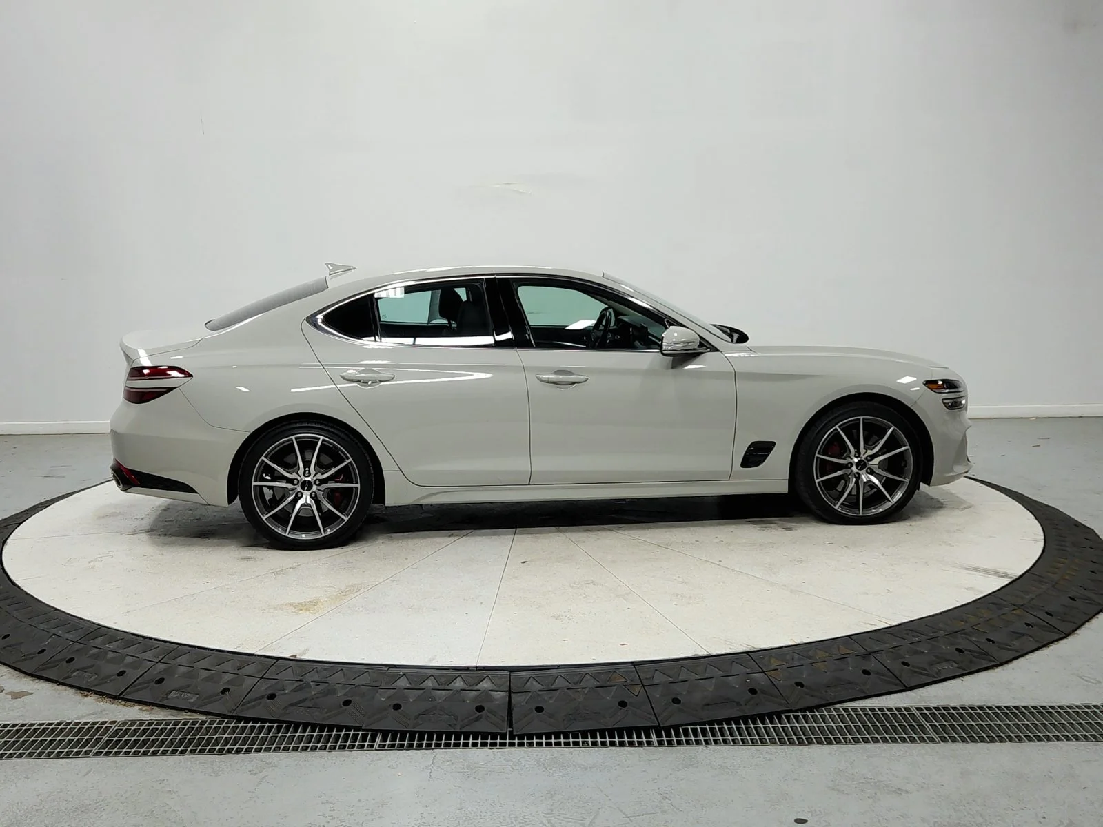 2025 GENESIS G70 Standard - Photo 9