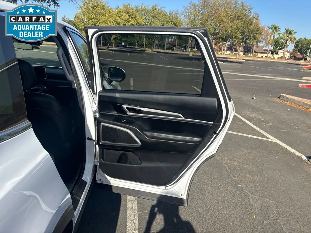 Used 2022 Glacial White P Kia LX image 22