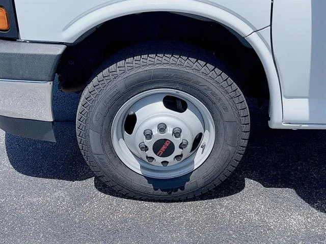 Used 2022 Summit White GMC Gas image 27