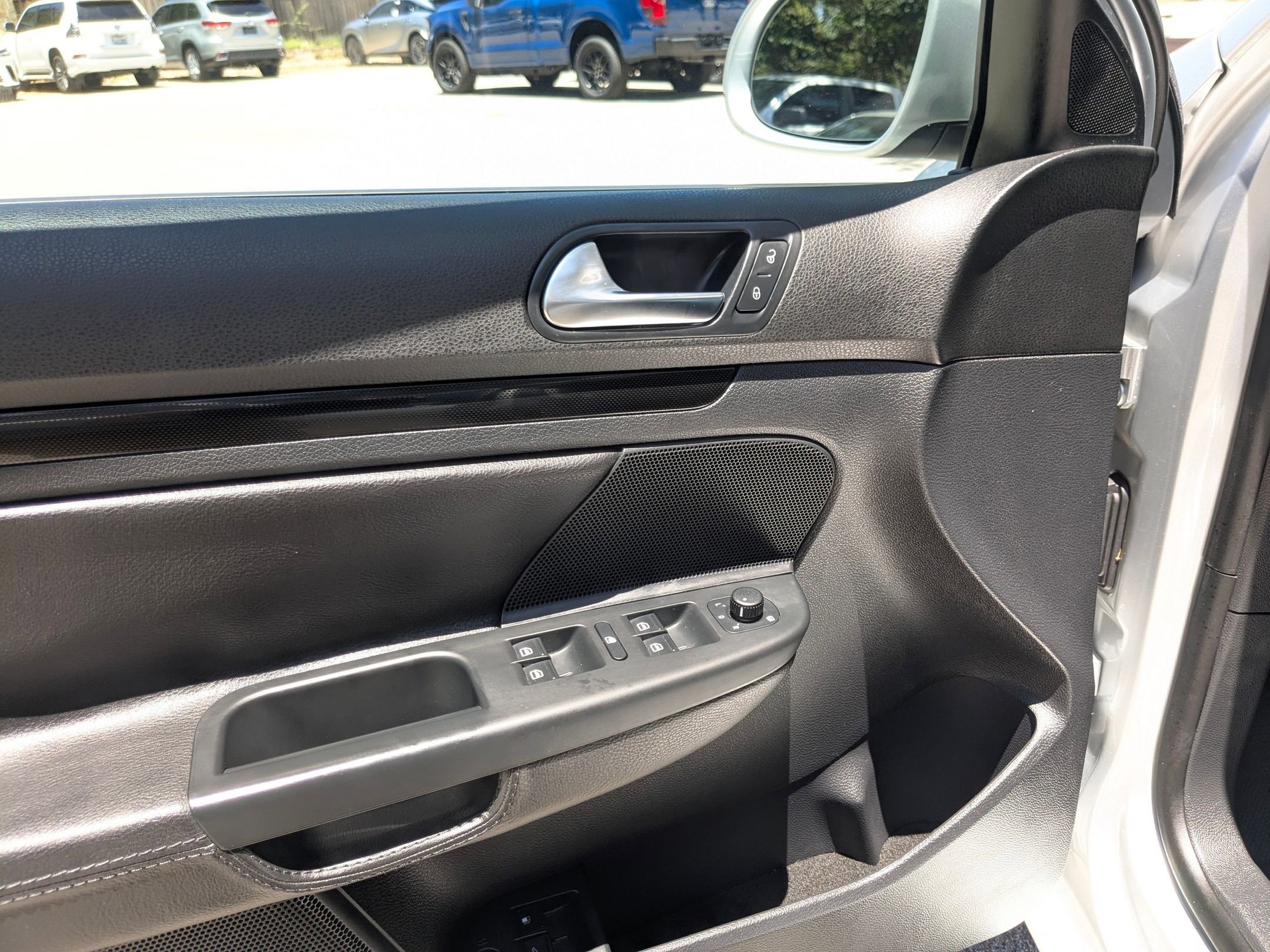 Used 2010 Silver Volkswagen Wolfsburg image 11