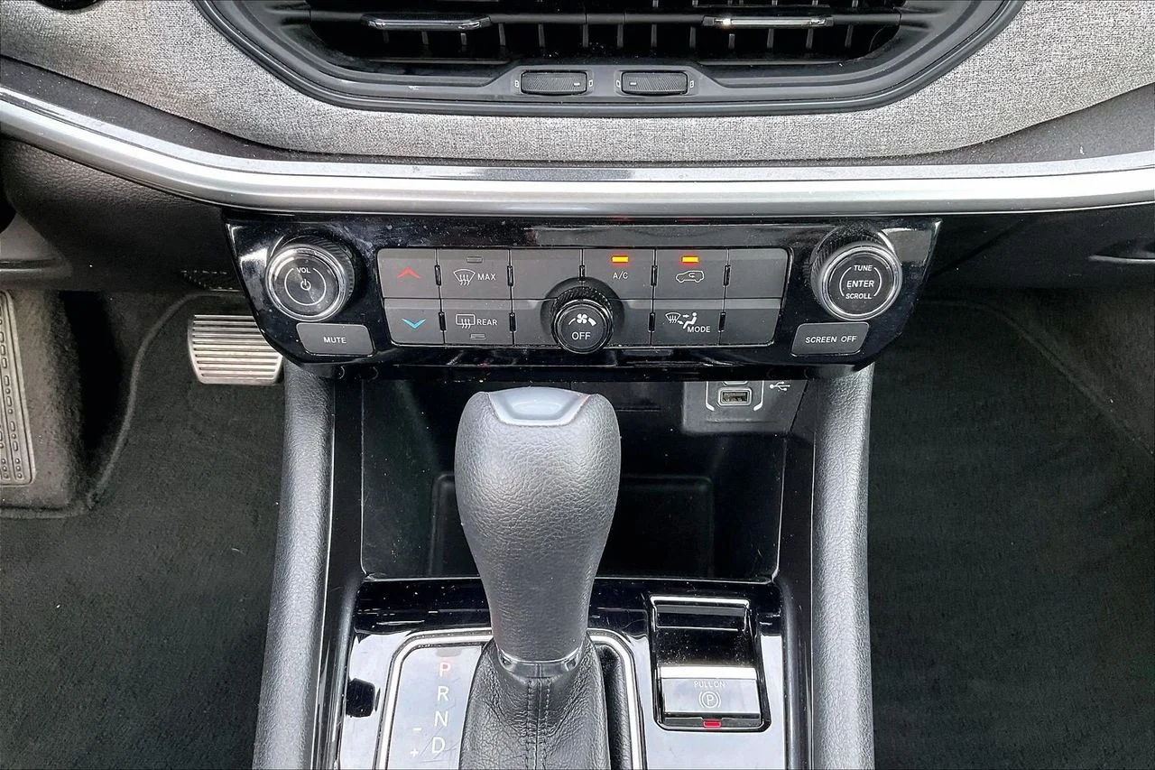 Used 2023 Silver Jeep Sport image 18