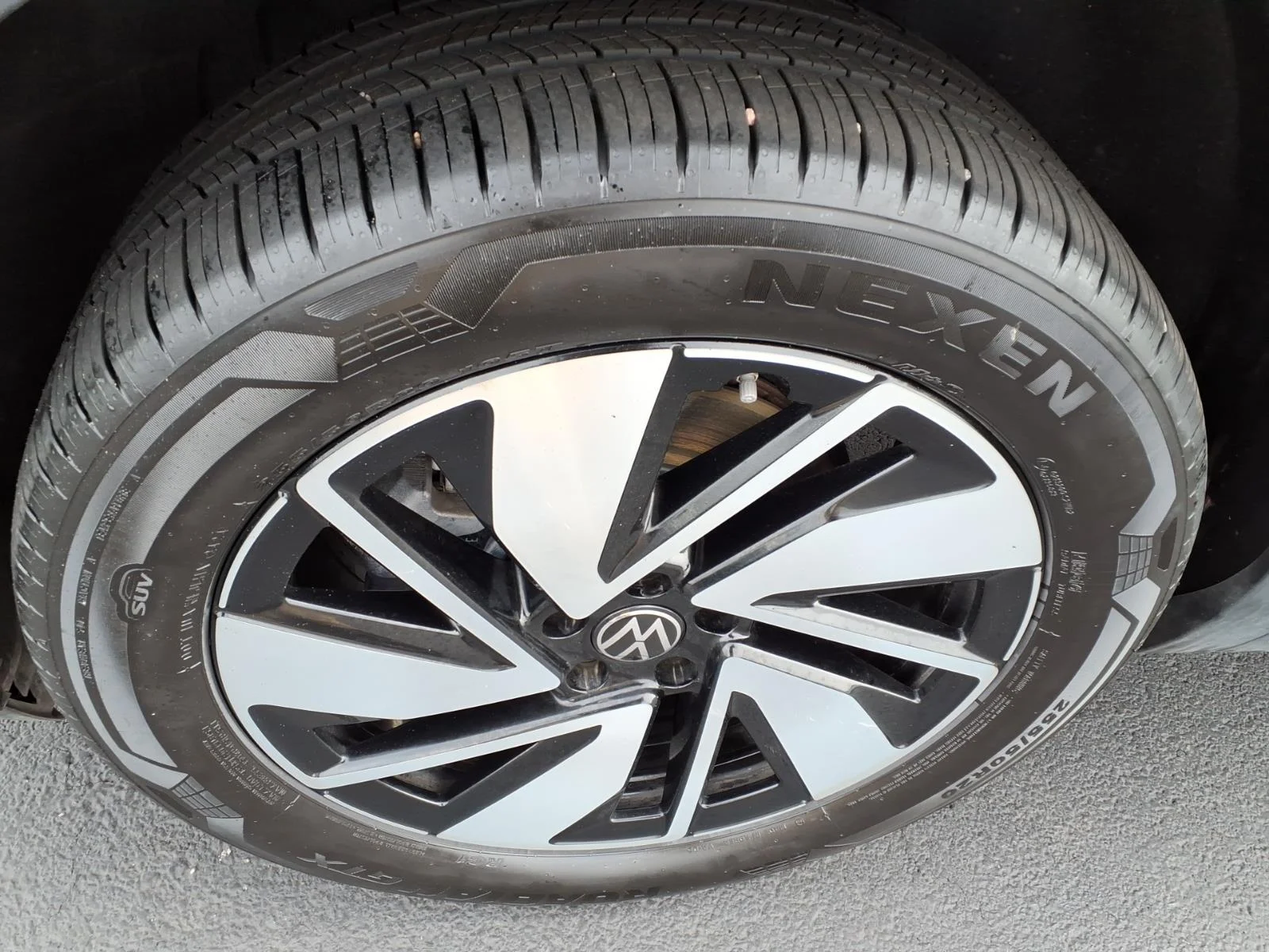 Used 2025 Platinum Gray Metallic Volkswagen 2.0T SE image 17