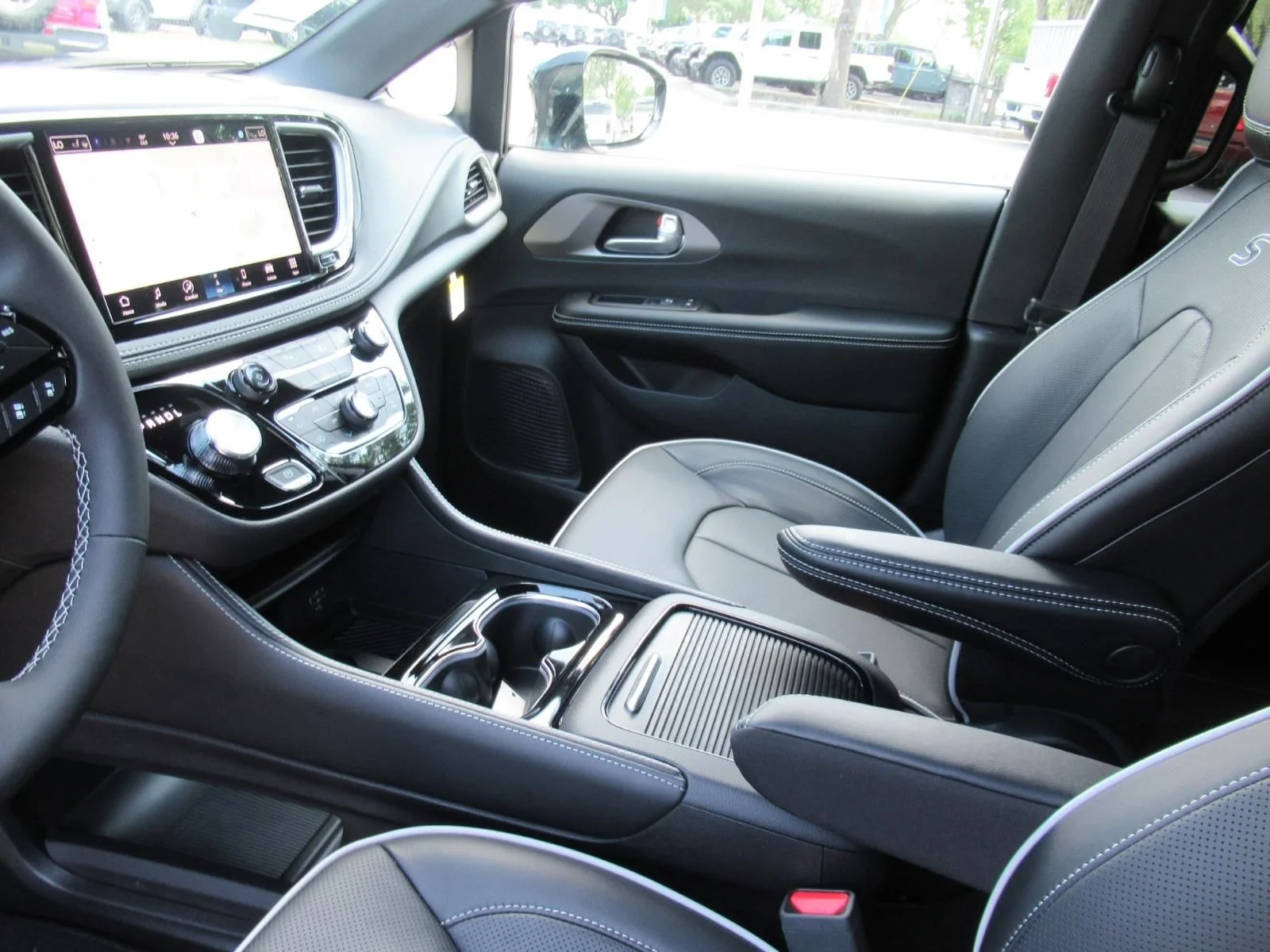 New 2027 Diamond Black Crystal Pearl-Coat Exterior Paint Chrysler Limited image 17