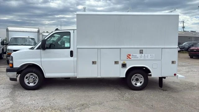 New 2025 Summit White Chevrolet 1WT image 4